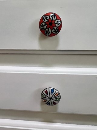 Mesita de noche de madera con tiradores cerámicos