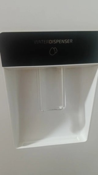 Nevera Cecotec con dispensador de agua