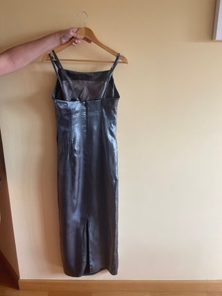 Vestido plateado tirantes.