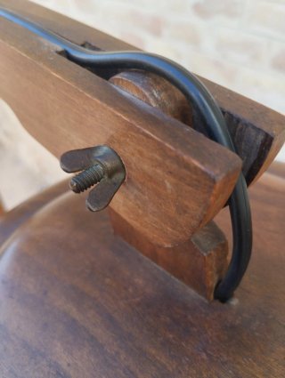 Lámpara de pie antigua de madera y tela