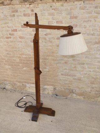 Lámpara de pie antigua de madera y tela