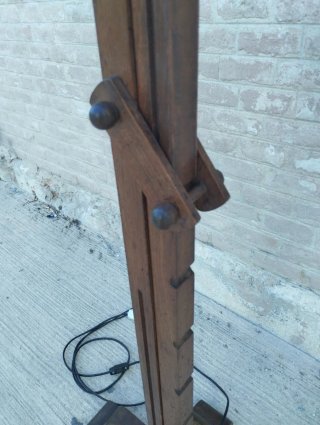 Lámpara de pie antigua de madera y tela