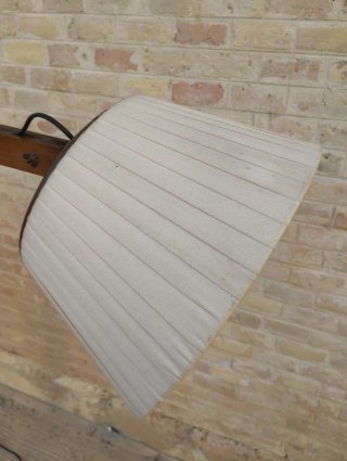 Lámpara de pie antigua de madera y tela