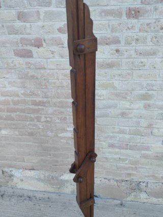 Lámpara de pie antigua de madera y tela