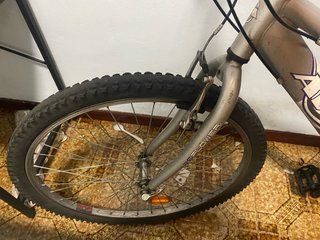 Bicicleta en buen estado (para reparar pedal)