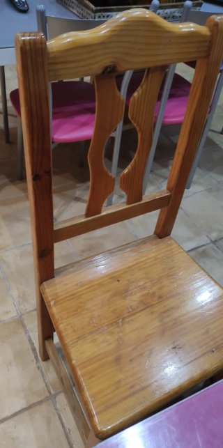 Mesa de cristal gris y sillas rosas