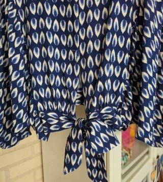 Blusa boho-chic azul y blanco talla única
