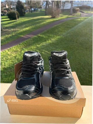 ASICS Gel-Kayano 14 Talla 43.5 Negro/Plata