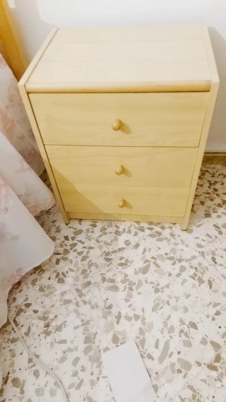 Mesita de noche de madera