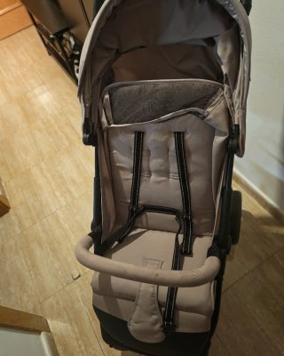 Carrito de bebé gris
