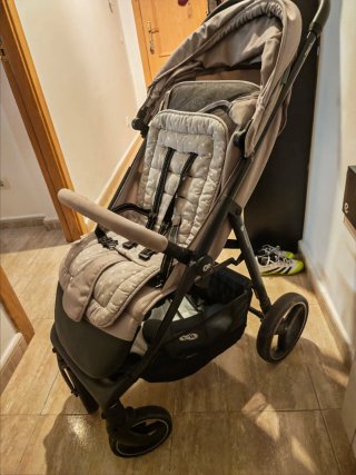 Carrito de bebé gris