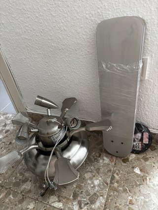 Ventilador de techo dos tonalidades.