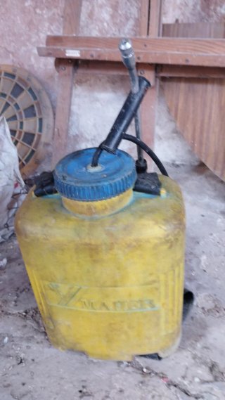 Máquina de sulfatar amarilla