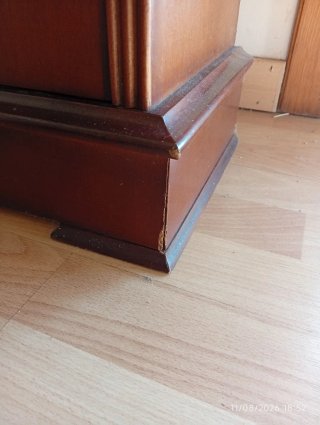 Taquillón antiguo de madera y mármol