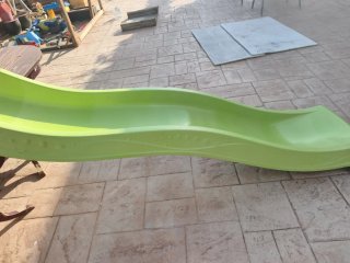 Tobogán verde para niños