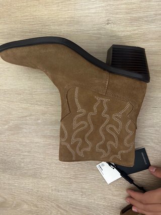 Botines marrones nuevos con etiqueta