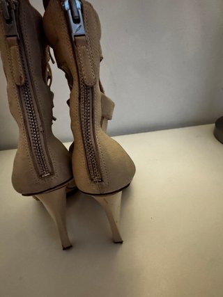 Botines Beige con Cordones y Tacón