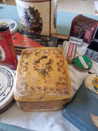 Set di scatole metalliche vintage