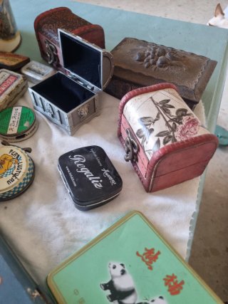 Set di scatole metalliche vintage