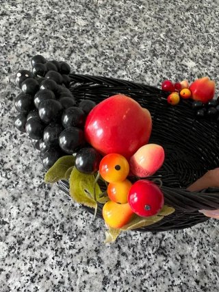 Cesta de Mimbre Lacada en Negro | Como Nueva