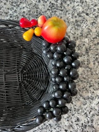 Cesta de Mimbre Lacada en Negro | Como Nueva
