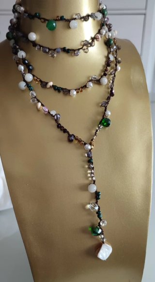 Collar largo multicolor con cuentas naturales .