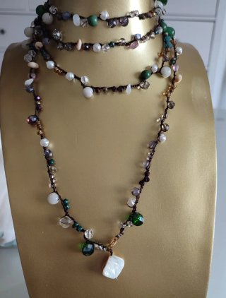 Collar largo multicolor con cuentas naturales .