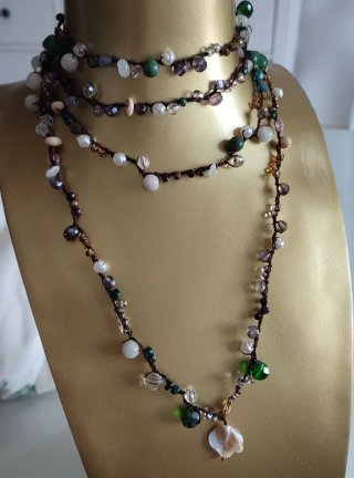 Collar largo multicolor con cuentas naturales .