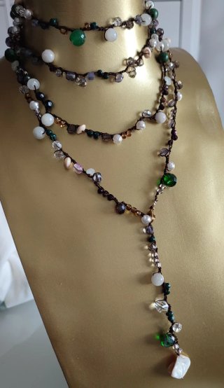 Collar largo multicolor con cuentas naturales .