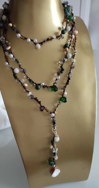 Collar largo multicolor con cuentas naturales .