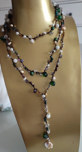 Collar largo multicolor con cuentas naturales .