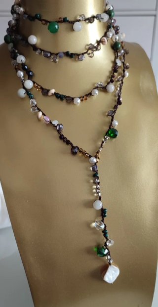 Collar largo multicolor con cuentas naturales .