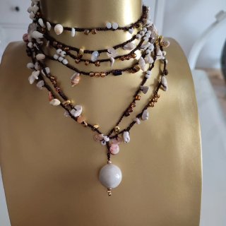 Collar largo multicolor con cuentas naturales .