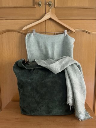 Bolso verde tipo shopper de ante con pañuelo