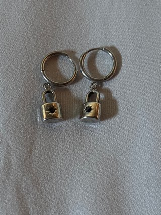 Pendientes de candado plateados