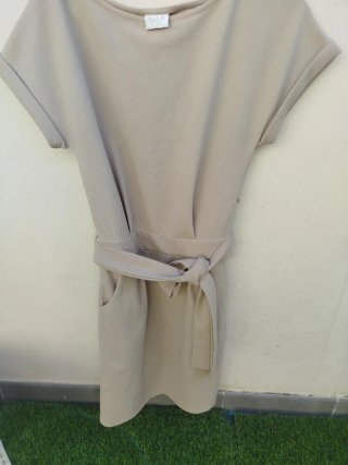 Vestido beige con cinturón