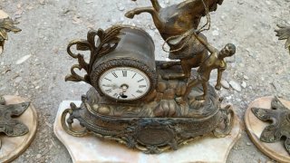 Reloj de mesa y 2 candelabros de metal