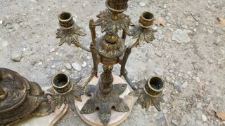 Reloj de mesa y 2 candelabros de metal