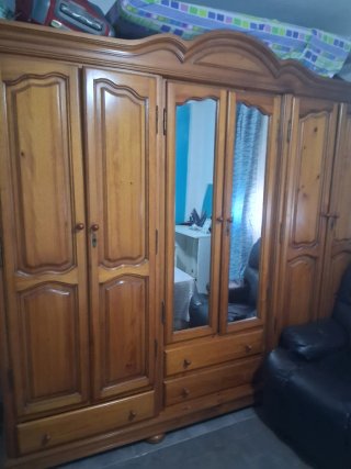 Armario de madera con espejos