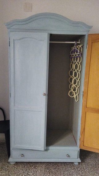 Armario celeste de madera