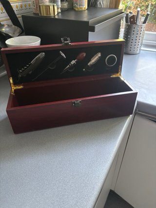 Caja de vino de madera con accesorios