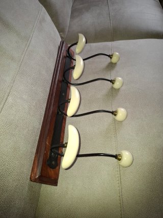 Perchero de madera con 4 ganchos de ceramica