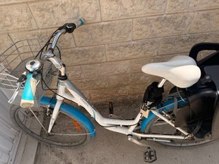 Bicicleta urbana con sillita infantil