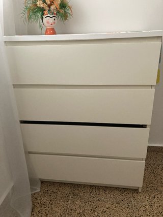 Cómoda de madera blanca