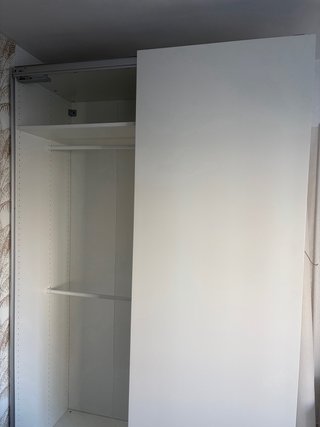 Guardaroba IKEA con ante scorrevoli bianche