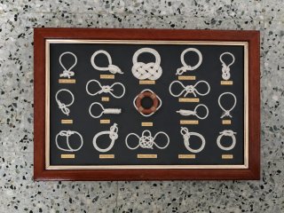 Cuadro vitrina de nudos marineros antiguo