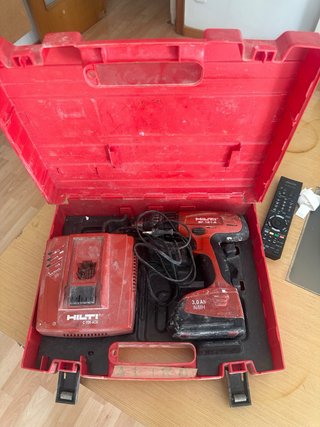 Taladro y torneador Hilti SF 121-A con cargador