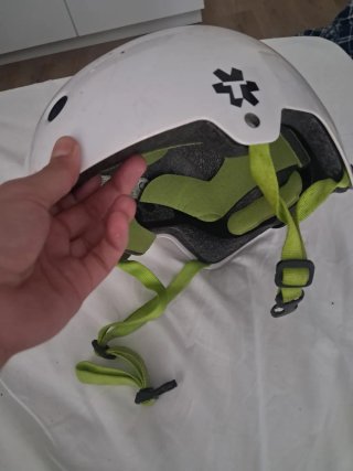 Patinete Oxelo con diseño de lobo y casco