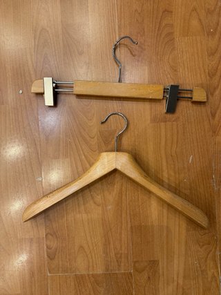 Perchas de madera y metal