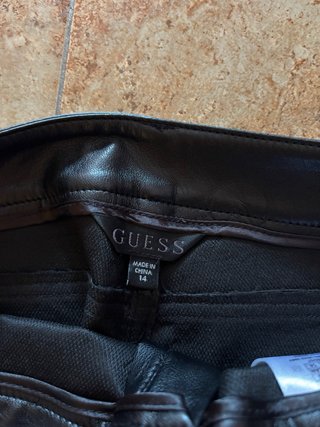 Pantalón efecto piel negro, de Guess, sin estrenar